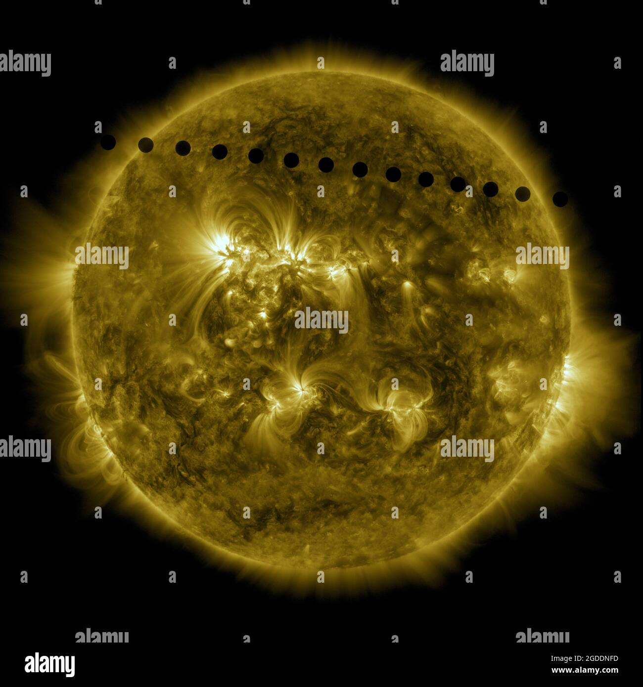 Le transit de Vénus en 2012 - le point noir de la planète est visible à travers le disque solaire. Les proéminences solaires et la couronne sont également visibles sur le soleil. Banque D'Images