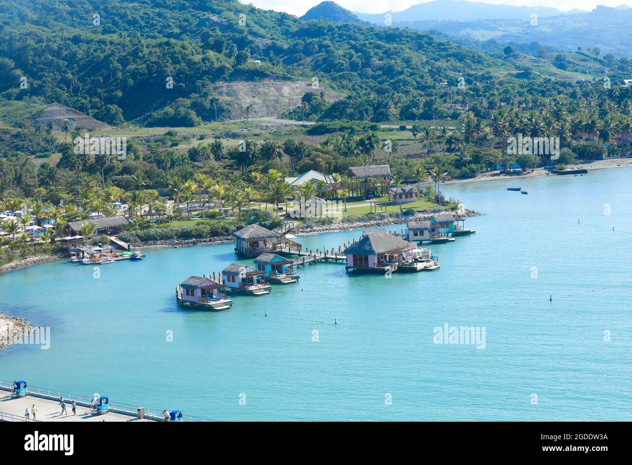 Petites maisons dans l'eau dans l'Ambre Cove, République Dominicaine Banque D'Images