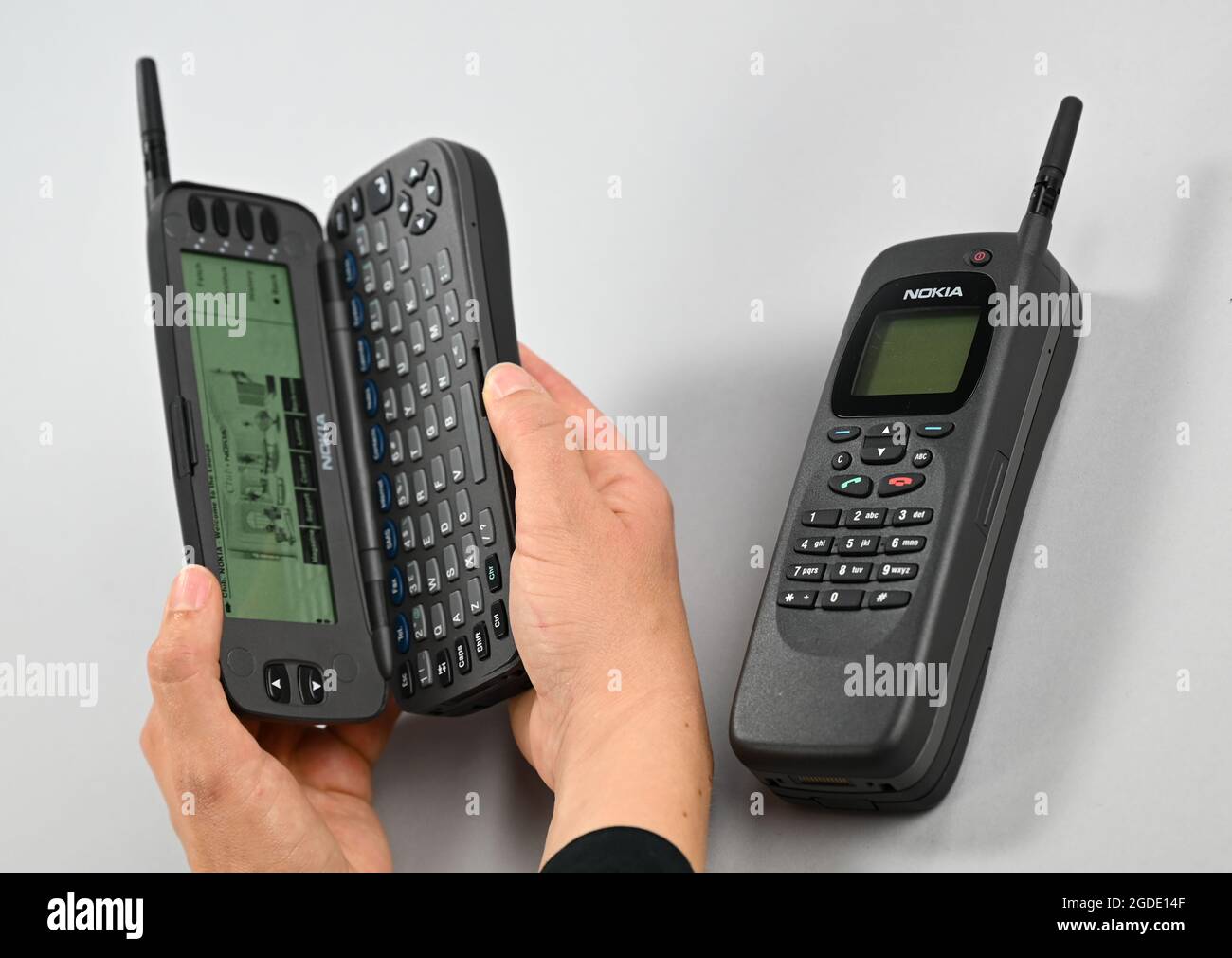 Heusenstamm, Allemagne. 10 août 2021. Un 'Nokia 9000 Communicator' original  (r) et un mannequin ouvert de construction identique sont exposés dans la  collection du Musée de la communication. Le « communicateur »