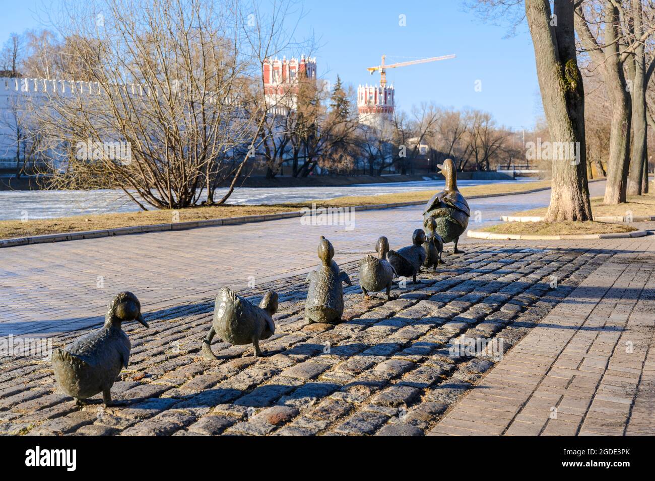 10-AVRIL-2021, MOSCOU, RUSSIE : sculpture d'un canard avec des canetons près du monastère de Novodevichy à Moscou, Russie Banque D'Images