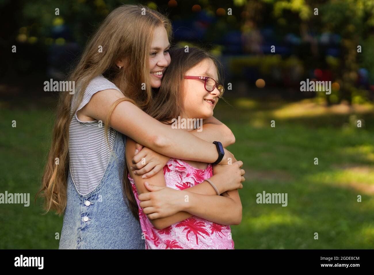 Belle Jeune Femme Epouse Sa Jeune Sœur Amour Et Amitie Concept De Famille Heureux Photo Stock Alamy