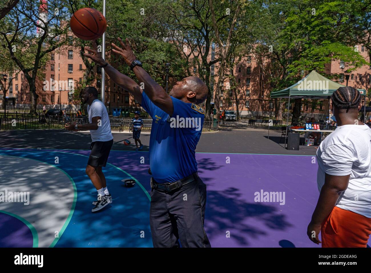 New York, États-Unis. 12 août 2021. NEW YORK, NY - 12 AOÛT : les gens  jouent au basket-ball lors d'un événement d'ouverture du terrain de  basketball de Queensbridge Houses, le 12 août