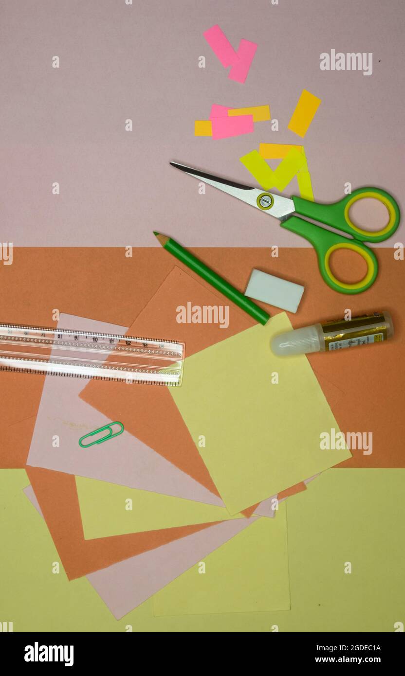Ensemble de fournitures de papeterie pour l'école crayons, peinture, règle et ciseaux posés sur une table. Bricolage papier artisanat pour les enfants. Concept de retour à l'école. Pose à plat. COP Banque D'Images