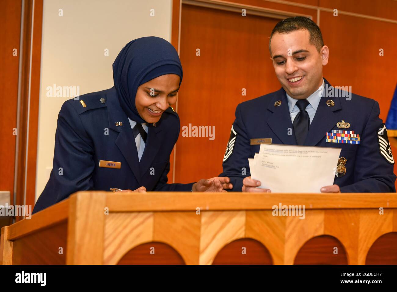 Deuxième lieutenant Saleha Jabeen, candidat à l'aumônier de la Force aérienne des États-Unis, et Sgt. Alexander James, recruteur, signe les documents de recrutement après une cérémonie de mise en service le 18 décembre 2019 à l'Union théologique catholique de Chicago, Illinois. Jabeen doit poursuivre sa formation et être affectée à une unité une fois qu'elle a terminé toutes les exigences de formation initiale. (É.-U. Photo de la Force aérienne/ Tech. Sgt. Armando A. Schwier-Morales) Banque D'Images