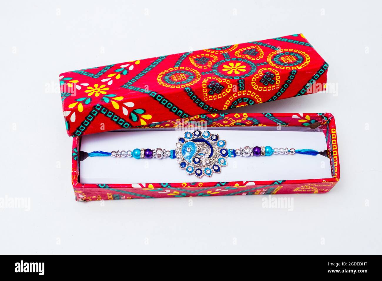 Beau bleu diamant design Rakhi et boîte cadeau sur fond blanc.Raksha Bandhan festival est célébré en Inde pour exprimer l'amour et le lien entre Banque D'Images Beau bleu diamant design Rakhi et boîte cadeau sur fond blanc.Raksha Bandhan festival est célébré en Inde pour exprimer l'amour et le lien entre Banque D'Images