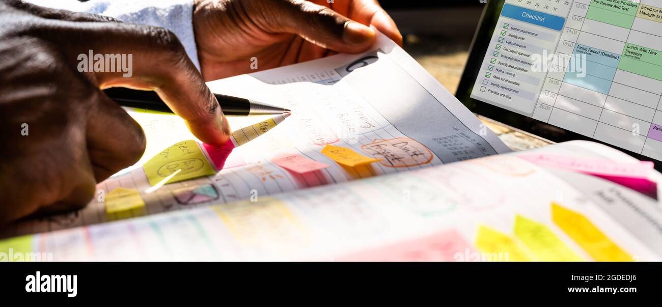 Organisation de l'ordre du jour et de l'horaire de la réunion. Afro-américain utilisant Planner Banque D'Images