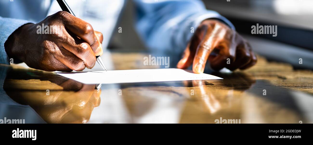 Chèque écrit afro-américain. Chèque de paie de l'entreprise Banque D'Images