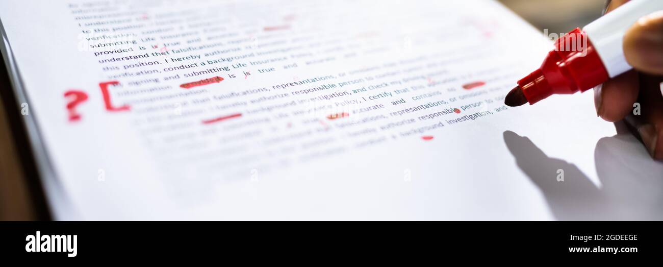 Édition de script de livre et correction d'épreuves de texte papier Banque D'Images