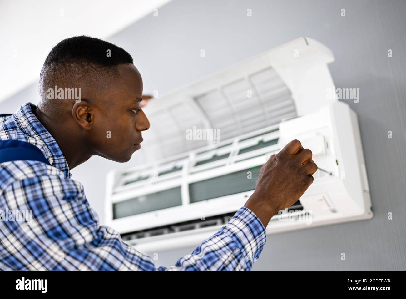 Technicien en électricité du secteur, réparation de l'appareil de  climatisation Photo Stock - Alamy
