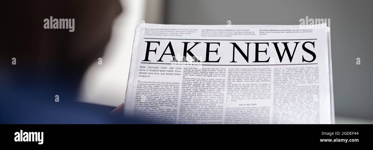 African Man Reading Fake News Journal titre Banque D'Images