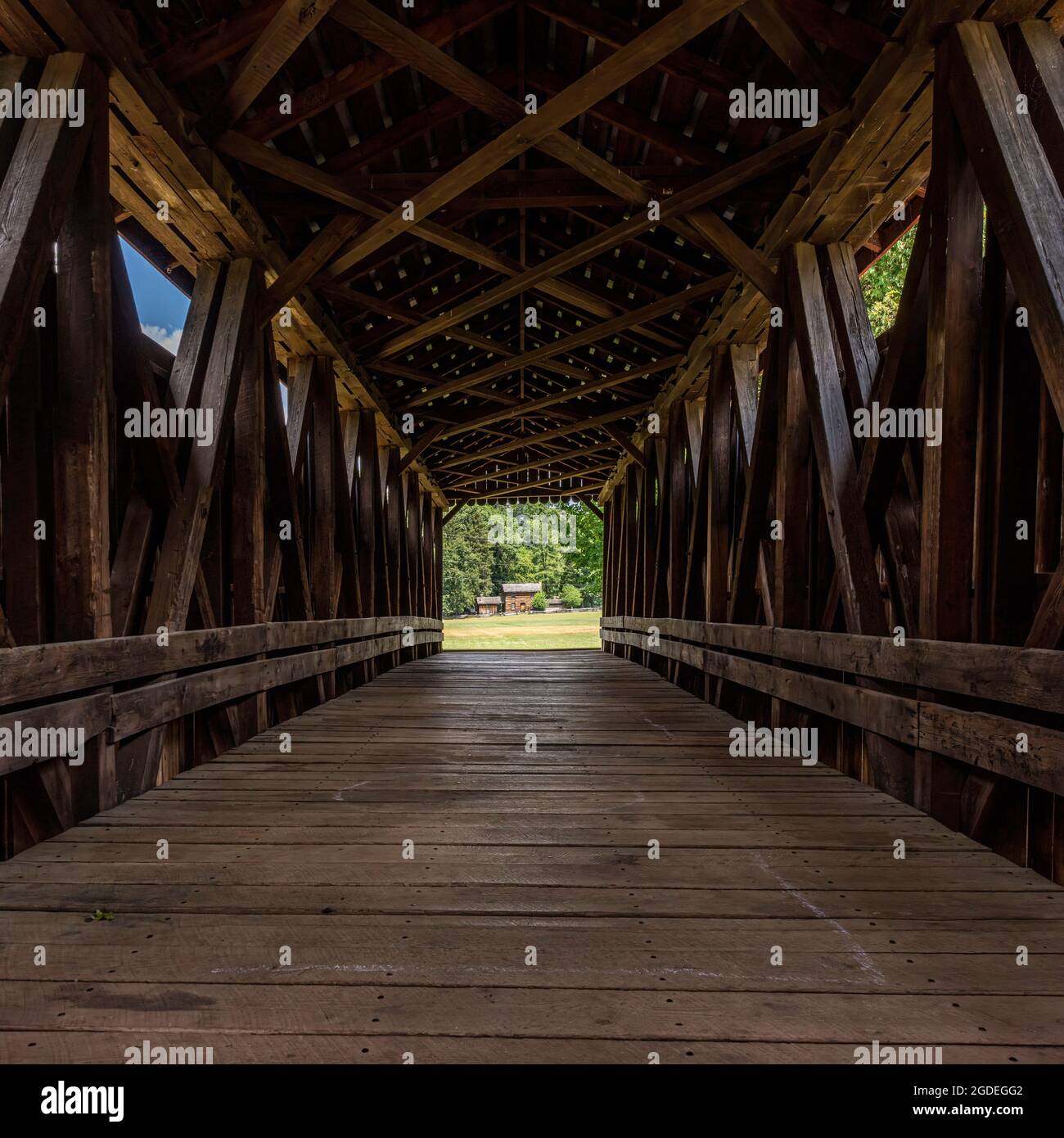 Ripley, Virginie occidentale, États-Unis-août 2, 2021: L'intérieur de la conception de treillis long dans le pont couvert historique de Staats (alias pont couvert de fourche de Tug) était d'origine Banque D'Images