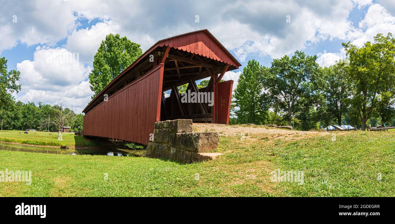 Ripley, Virginie occidentale, États-Unis-août 2, 2021: Panorama de l'historique Staats Mill pont couvert (alias Tug Fork pont couvert) a été construit à l'origine en 1887 OV Banque D'Images