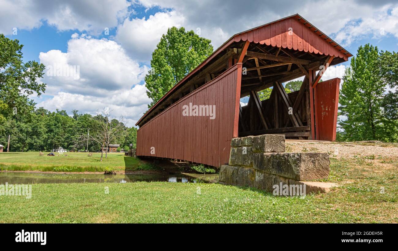 Ripley, Virginie occidentale, États-Unis-août 2, 2021: Le pont couvert historique Staats (appelé pont couvert de la fourche Tug) a été construit à l'origine en 1887 au-dessus de la fourche Tug o Banque D'Images