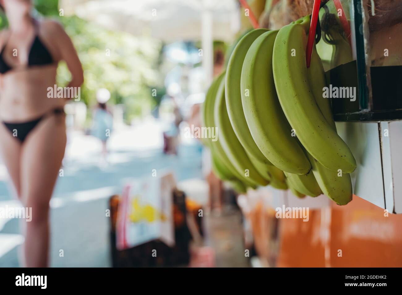 Bananes sur le marché des agriculteurs de rue. Fruits d'été frais pour jus et smoothies. Été, vitamines, concept alimentaire sain. Photo de haute qualité Banque D'Images