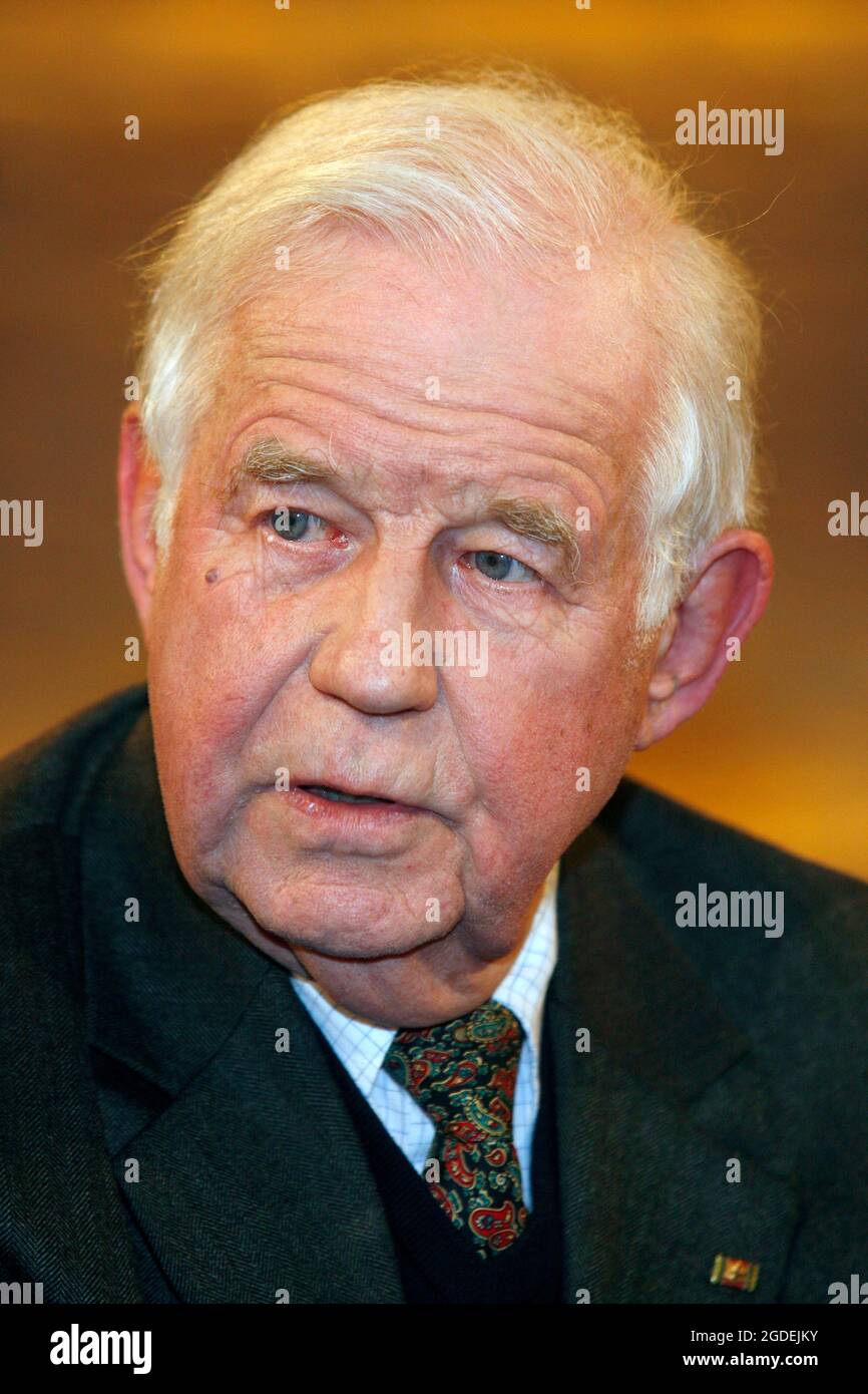 Cologne, Allemagne. 13 août 2021. Le politicien Kurt BIEDENKOPF est décédé à l'âge de 91 ans. Archive photo; Kurt BIEDENKOPF, Allemagne, politicien, CDU, Ancien Premier ministre de Saxe, portrait, portrait, portrait en demi-longueur, 'People at Maischberger', Talk show, WDR/ARD, sujet : « l'Allemagne dans la récession : à quel point peut-on tomber ? » 01/13/2009. Credit: dpa/Alay Live News Banque D'Images