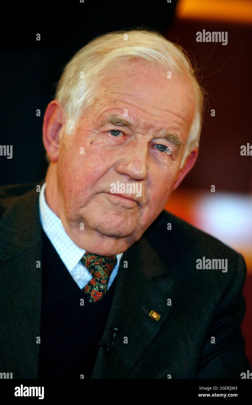 Cologne, Allemagne. 13 août 2021. Le politicien Kurt BIEDENKOPF est décédé à l'âge de 91 ans. Archive photo; Kurt BIEDENKOPF, Allemagne, politicien, CDU, Ancien Premier ministre de Saxe, portrait, portrait, portrait en demi-longueur, 'People at Maischberger', Talk show, WDR/ARD, sujet : « l'Allemagne dans la récession : à quel point peut-on tomber ? » 01/13/2009. Credit: dpa/Alay Live News Banque D'Images