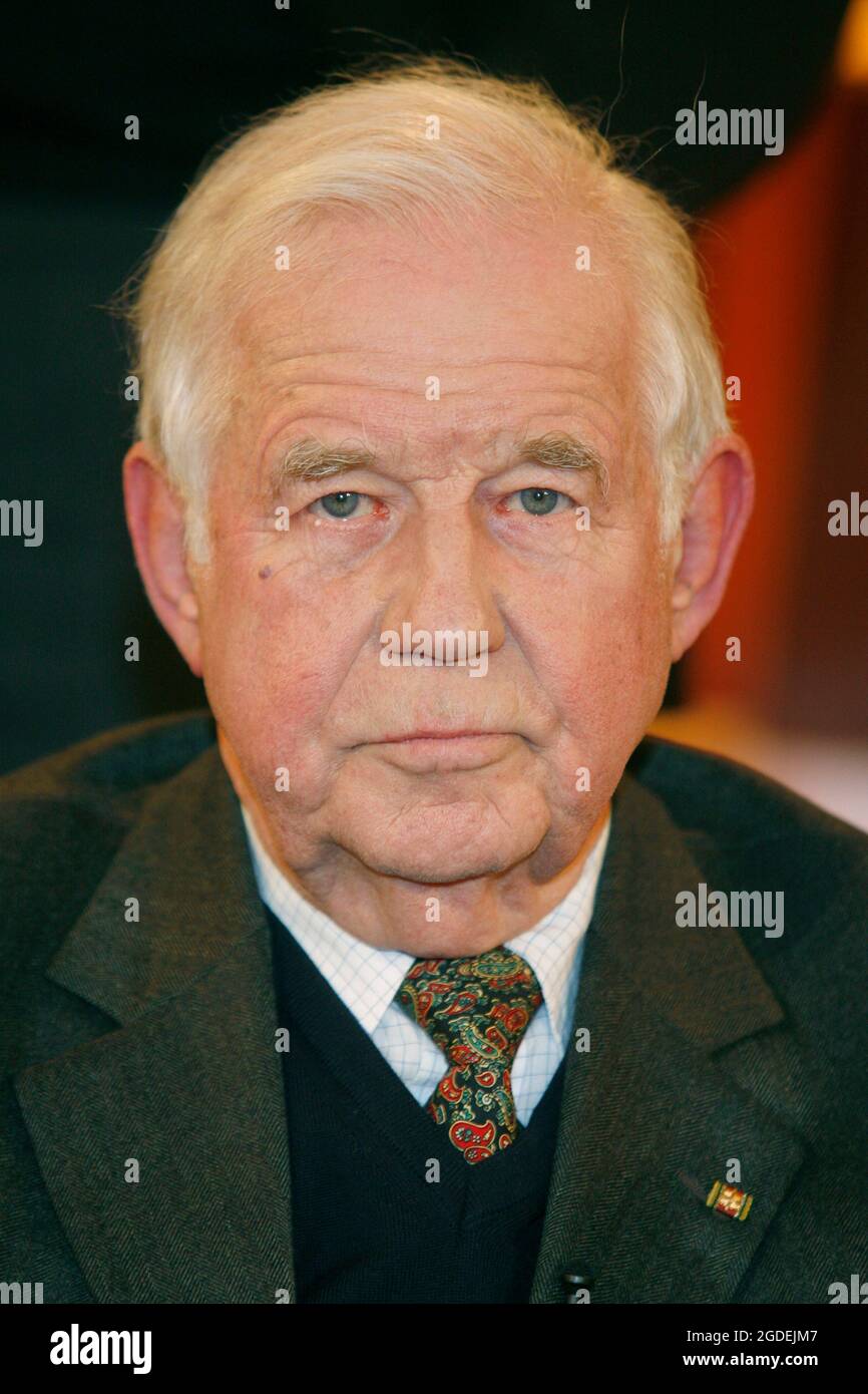 Cologne, Allemagne. 13 août 2021. Le politicien Kurt BIEDENKOPF est décédé à l'âge de 91 ans. Archive photo: Kurt BIEDENKOPF, Allemagne, politicien, CDU, ancien Premier ministre de Saxe, portrait, portrait, portrait en demi-longueur, 'les gens de Maischberger', Talk show, WDR/ARD, sujet : « l'Allemagne dans la récession : à quel point peut-on tomber ? » 01/13/2009. Credit: dpa/Alay Live News Banque D'Images