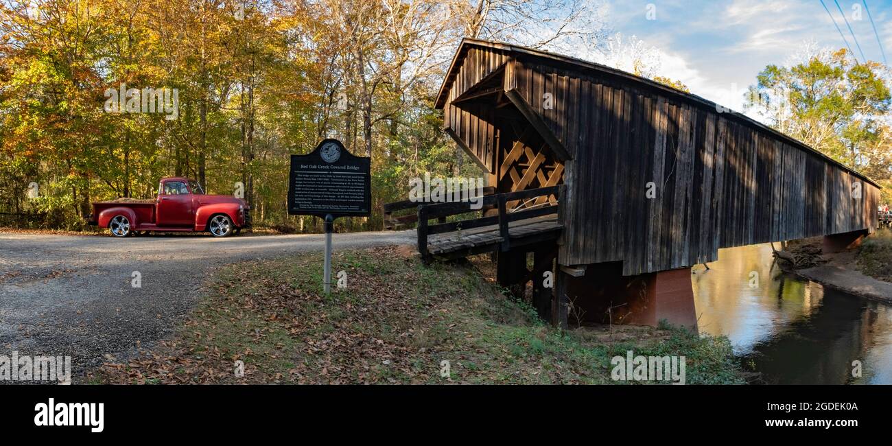 Woodbury, Georgia, USA- 14 novembre 2020 : bannière panoramique d'un camion rouge vintage à côté du pont couvert historique de Red Oak Creek. Certains disent que c'est t Banque D'Images