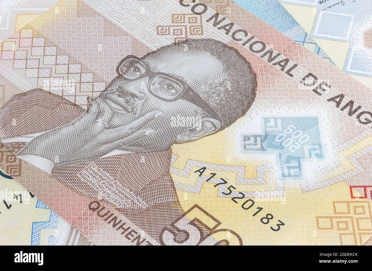 Près de 500 Kwanza de la République d'Angola. Billets en polymère du pays africain. Capture détaillée du portrait du premier président AG Banque D'Images