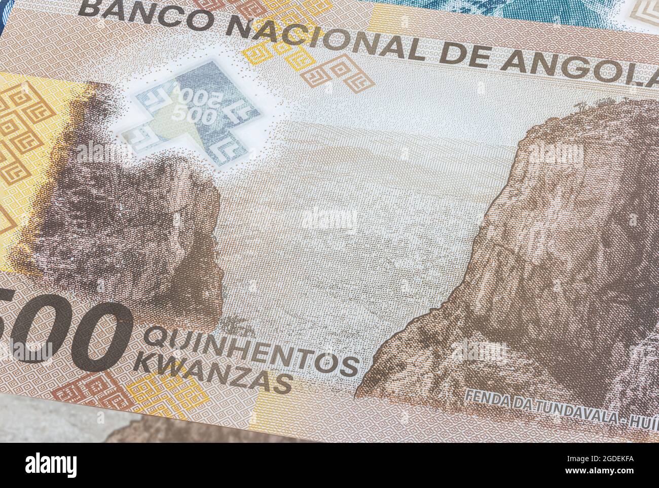 Près de 500 Kwanza de la République d'Angola. Billets en polymère du pays africain. Capture détaillée du portrait du premier président AG Banque D'Images