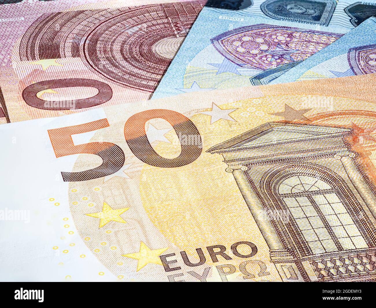 Gros plan sur un billet de 50 euros avec le drapeau européen. Euro, monnaie de l'Union européenne. Contexte financier. Capture de macro détaillée. Contexte de eur Banque D'Images
