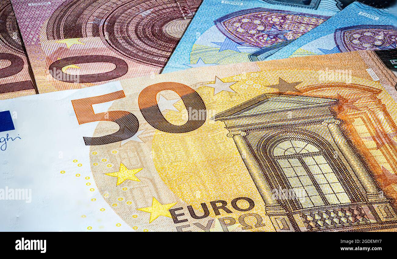 Gros plan sur un billet de 50 euros avec le drapeau européen. Euro, monnaie de l'Union européenne. Contexte financier. Capture de macro détaillée. Contexte de eur Banque D'Images