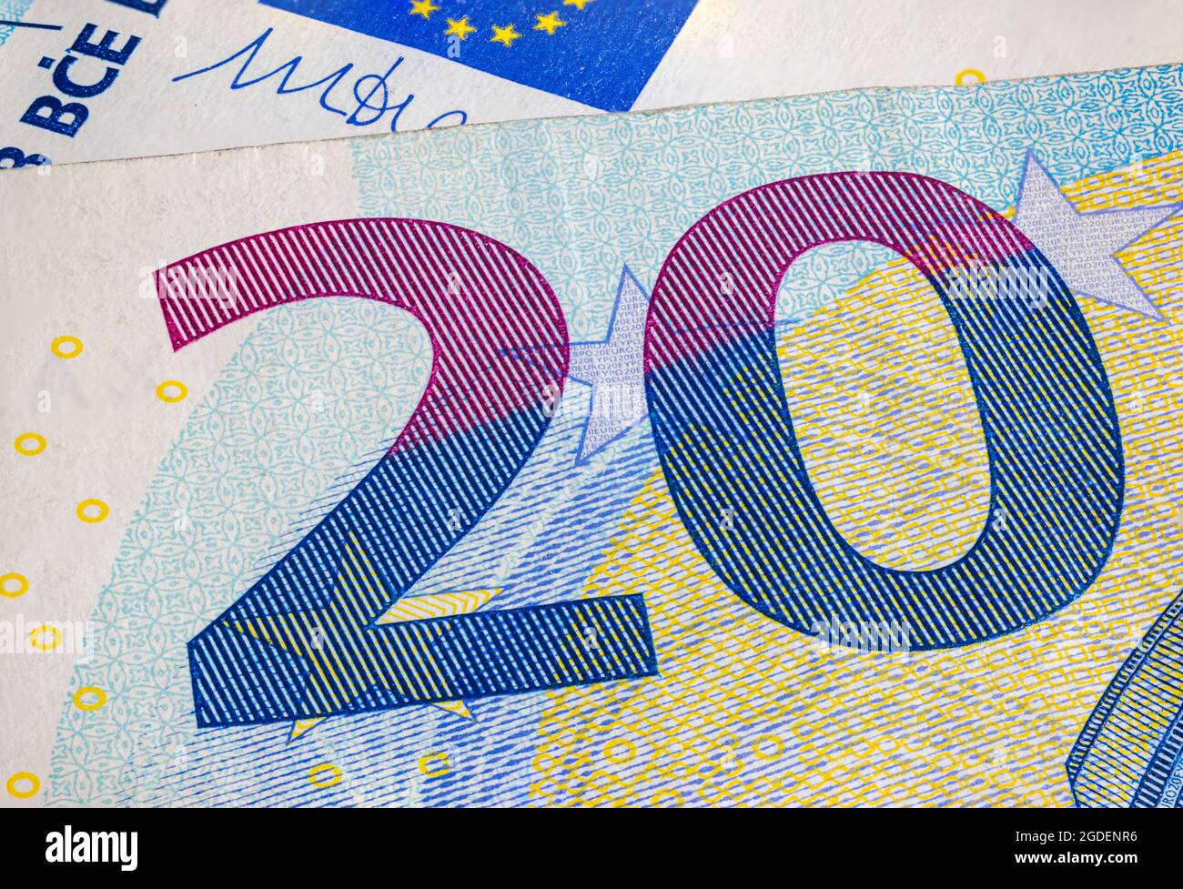 Vingt Euro morceau de billet macro. Gros plan d'une partie de la nouvelle note de vingt euros. Argent de l'Union européenne. Devise européenne. Imprimé intaglio Banque D'Images