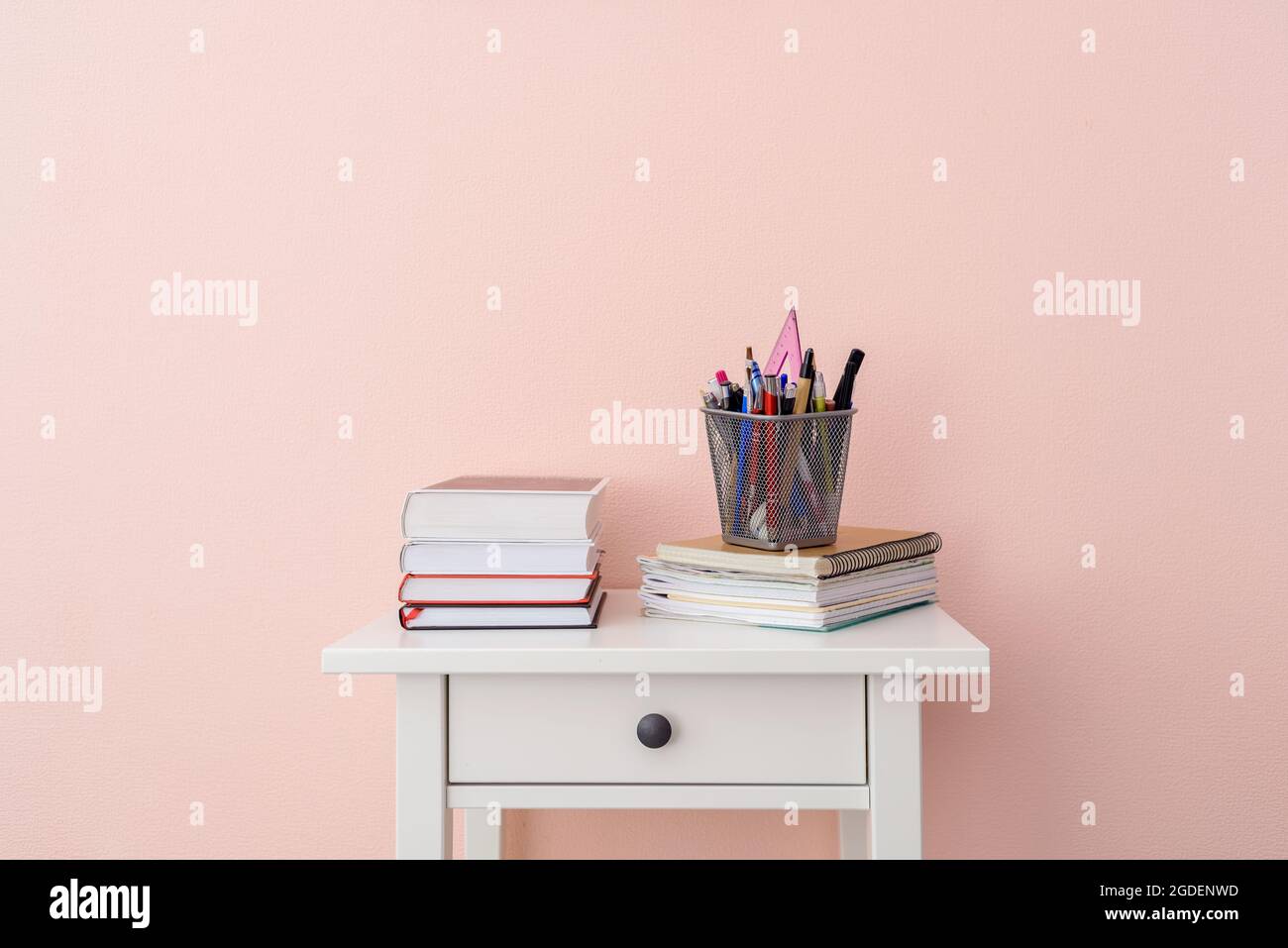 Fournitures scolaires sur table de chevet. Carnets, stylos, crayons, livres Banque D'Images