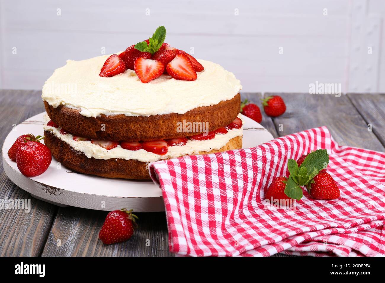 Biscuit Delicieux Gateau Avec Des Fraises Sur La Table Sur Un Fond Clair Photo Stock Alamy