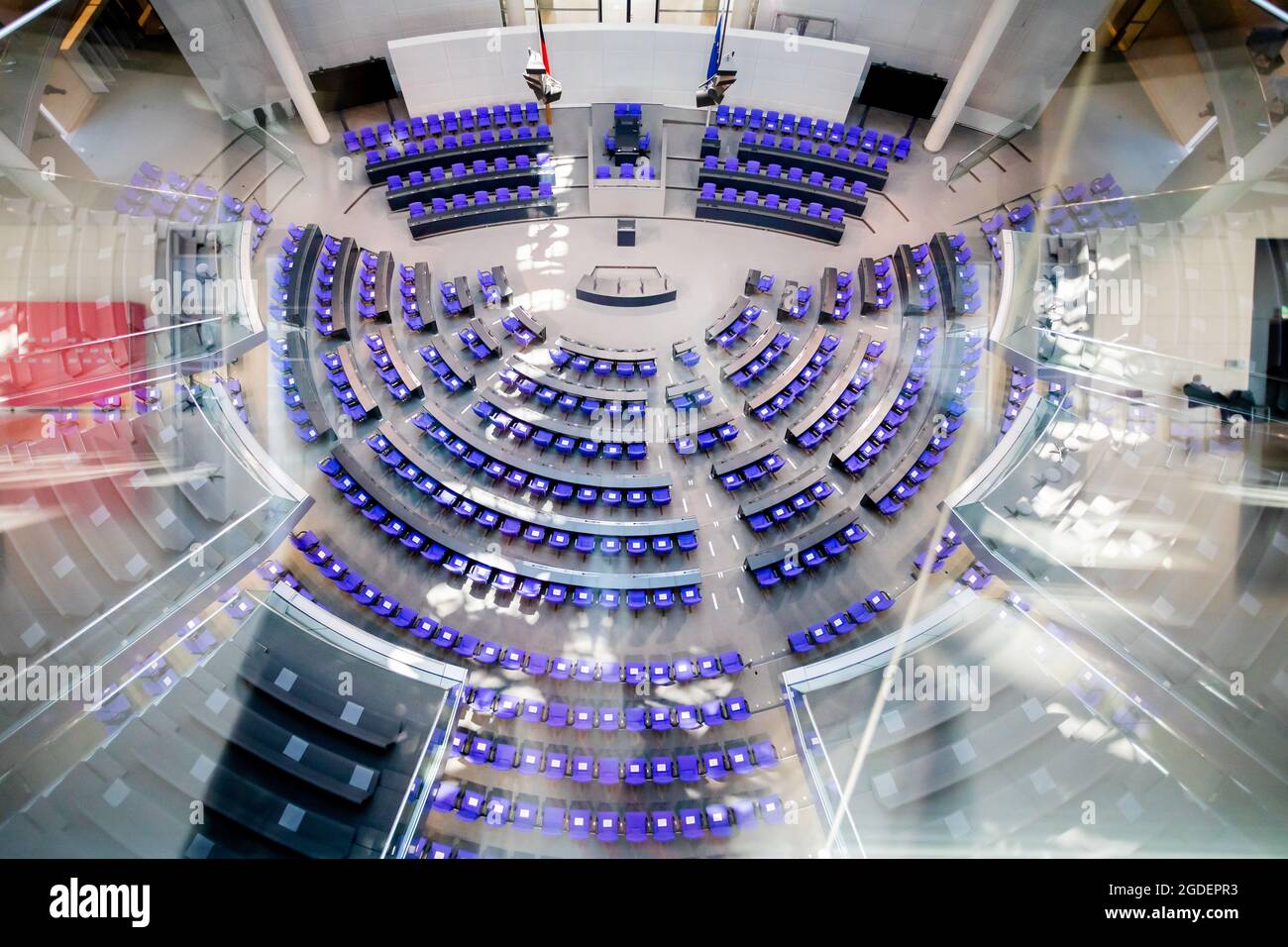 Berlin, Allemagne. 13 août 2021, Berlin: La salle plénière vide du Bundestag allemand est vue au niveau du groupe parlementaire. La Cour constitutionnelle fédérale publie aujourd'hui (13.08.2021) la décision sur l'appel d'urgence de l'opposition contre la réforme de la loi électorale. L'objectif de la réforme, qui a été adoptée par l'Union et le SPD en octobre 2020, est de réduire la taille du Bundestag. Les groupes parlementaires du FDP, des Verts et de la gauche font réviser la loi à Karlsruhe pour sa constitutionnalité. Credit: dpa Picture Alliance/Alay Live News Banque D'Images