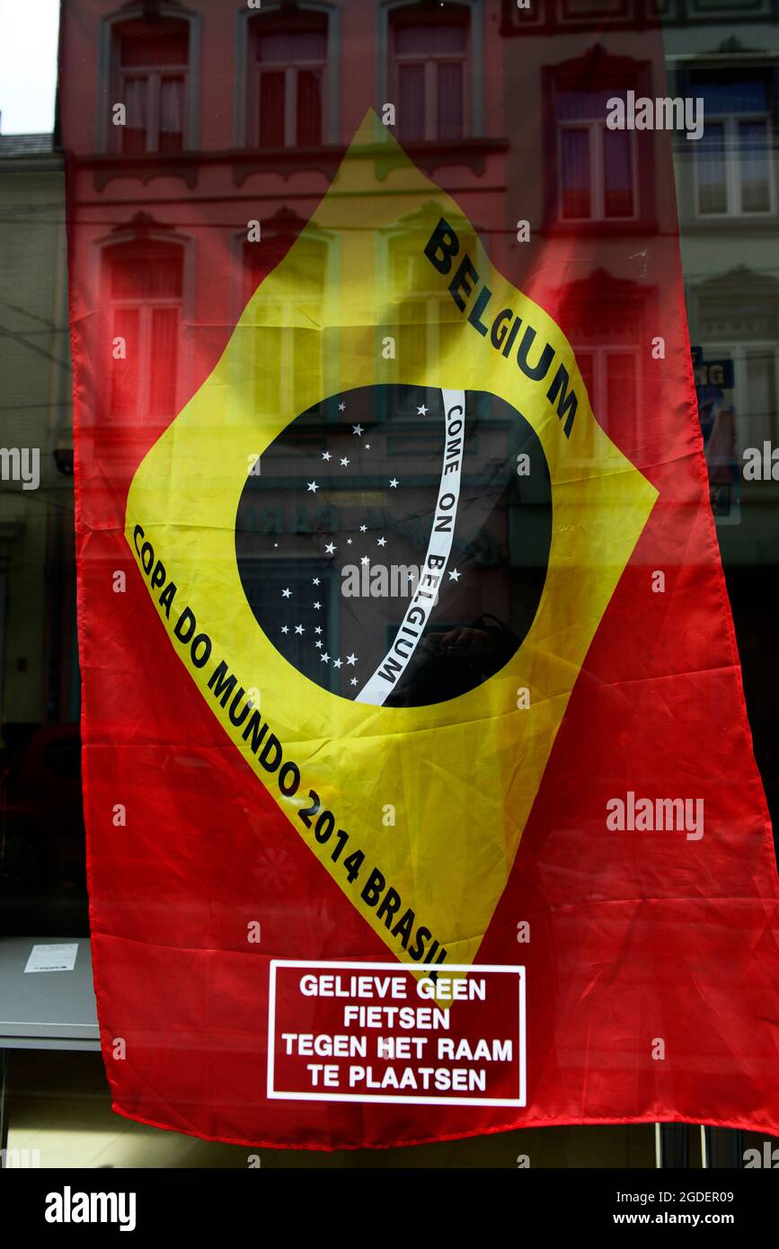 Une équipe de football belge qui soutient le drapeau de la coupe du monde 2014 au Brésil. Banque D'Images