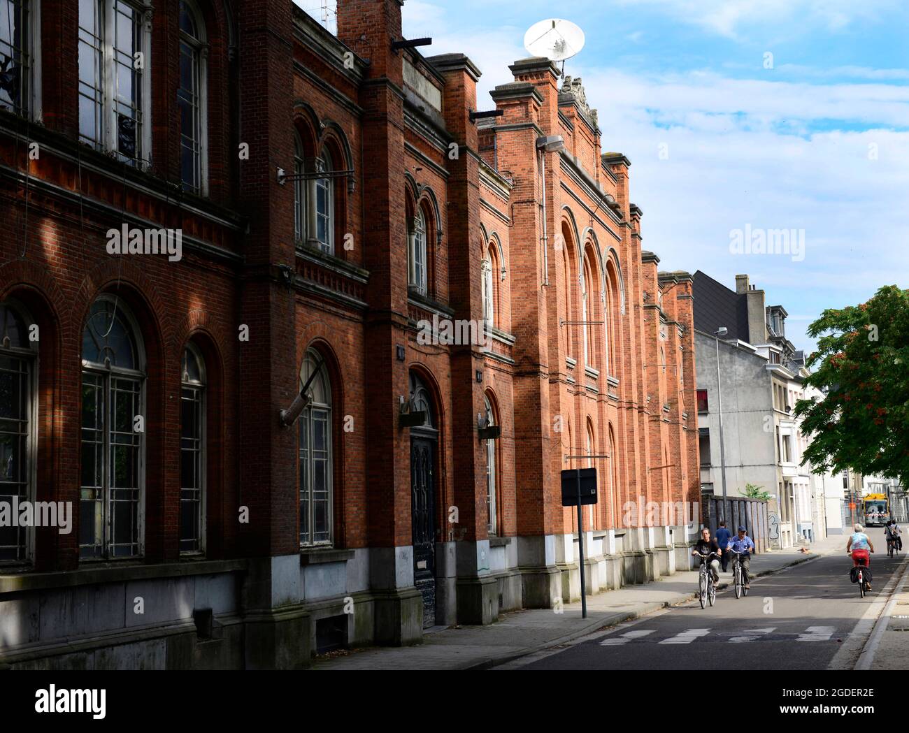 Vélo le long des beaux vieux bâtiments dans le centre historique de Gand, Belgique. Banque D'Images