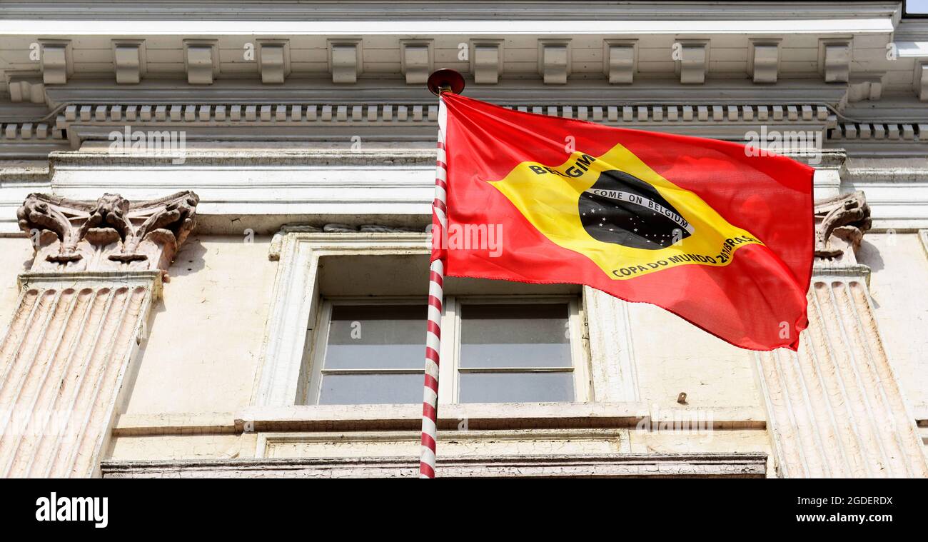 Une équipe de football belge qui soutient le drapeau de la coupe du monde 2014 au Brésil. Banque D'Images