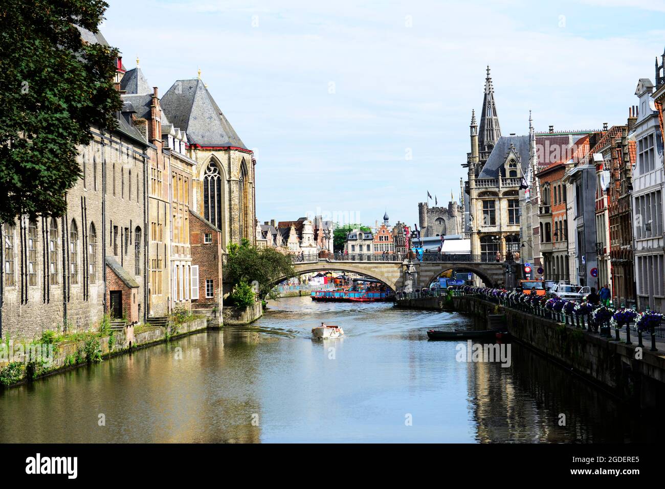 Le centre culturel Het Pand et l'église catholique Saint Michaels le long de la rivière Leie à Gand, en Belgique. Banque D'Images