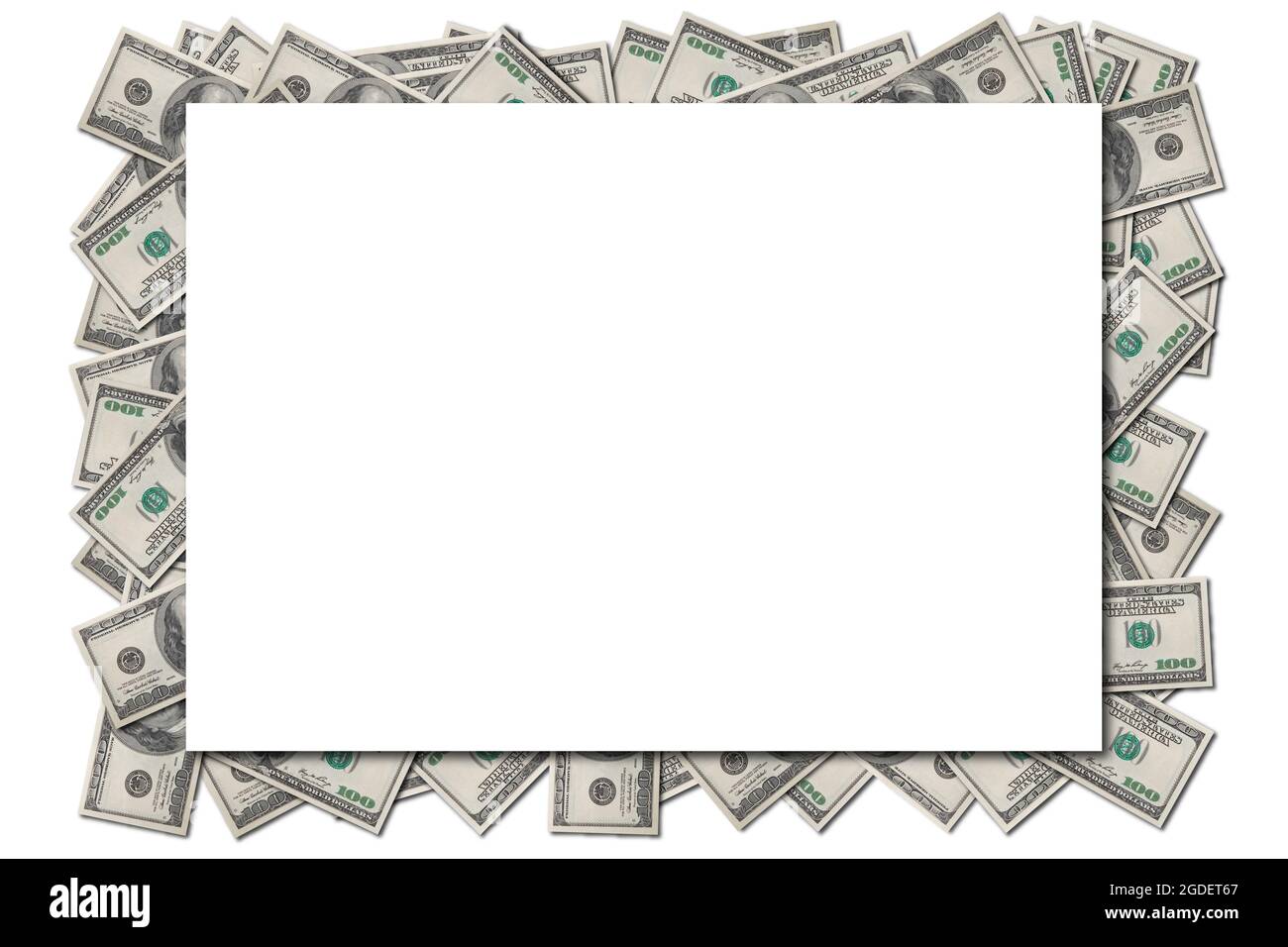 Informations financières avec une feuille de papier rectangulaire vide et un cadre de billets de cent dollars (moins de 50 % de la facture est affichée). Banque D'Images