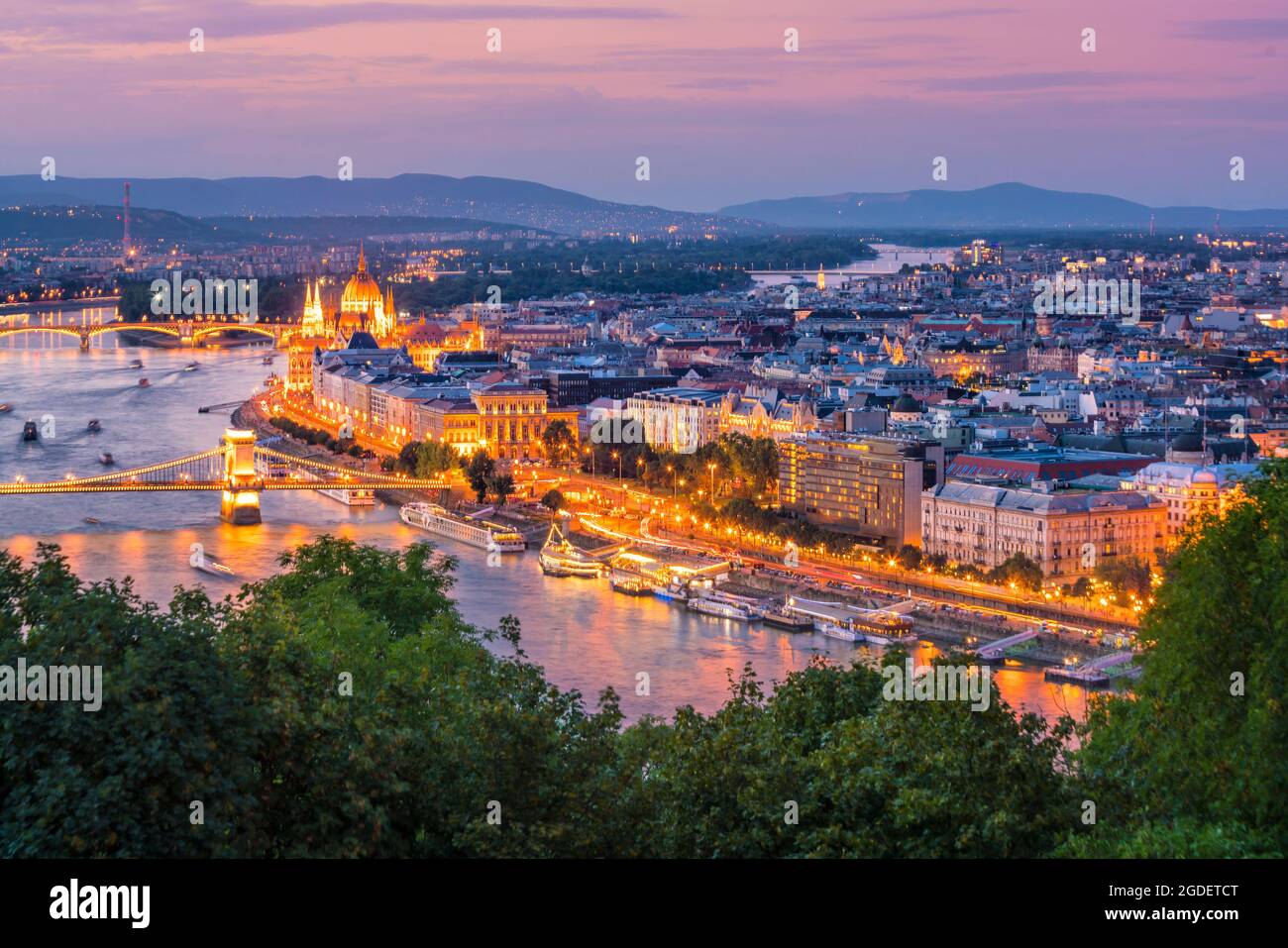 Panorama de Budapest en Hongrie. Vue de nuit sur le bâtiment du Parlement sur le delta du Danube Banque D'Images