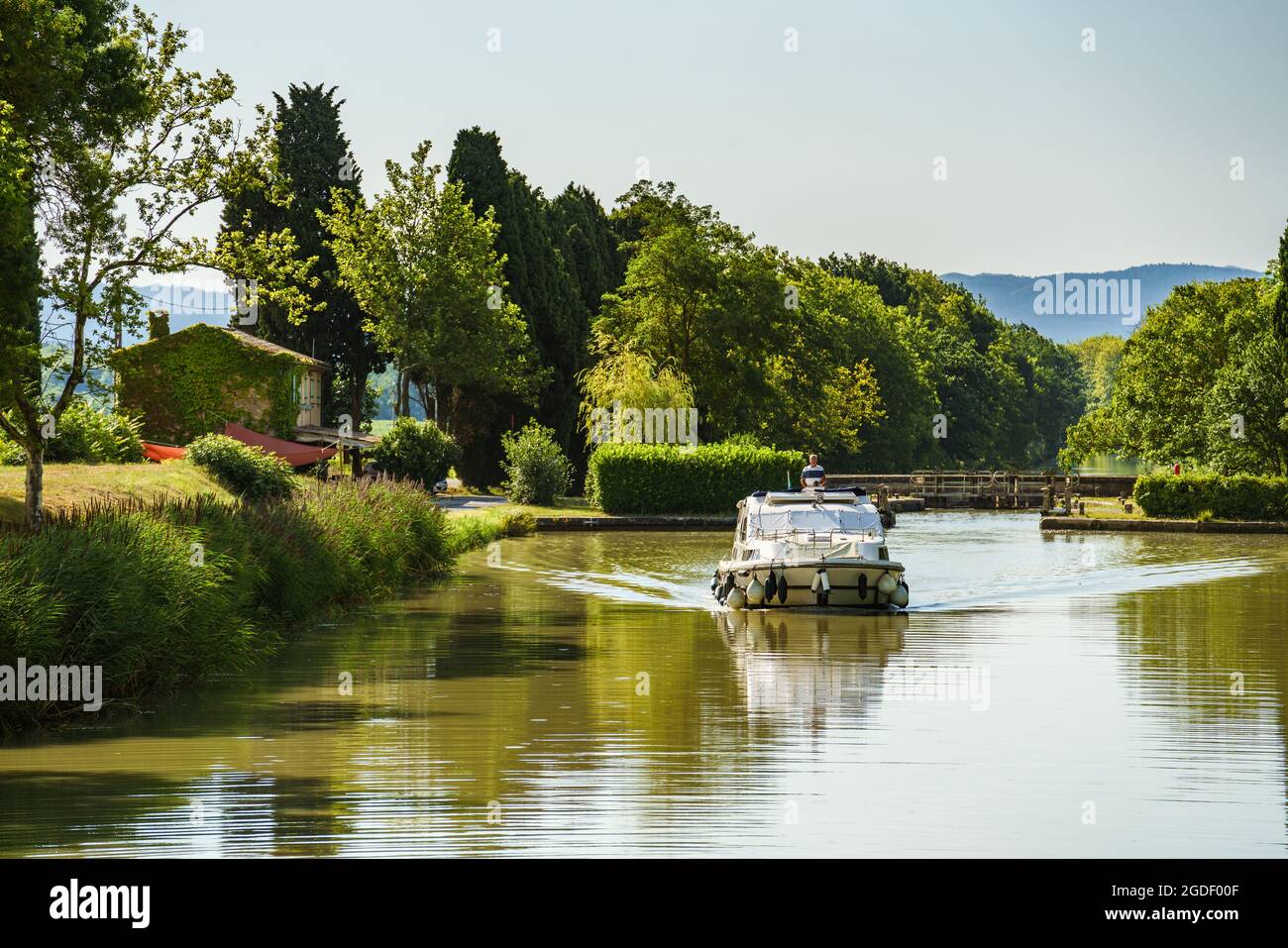 Carcassonne, France. 3 août 2021. Croisières récréatives sur le canal du midi. Banque D'Images