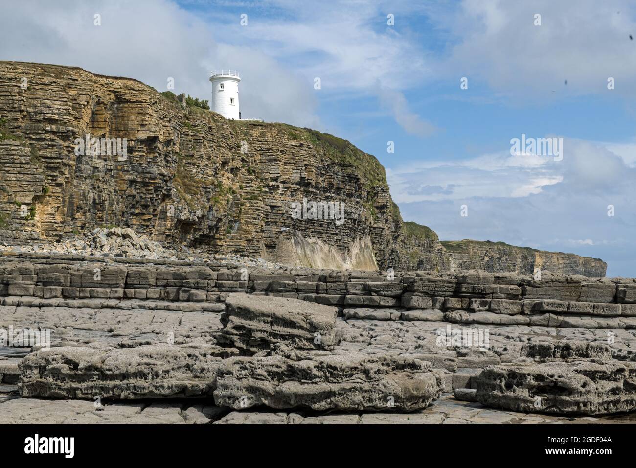 Phare disused Nash point Beach Glamorgan Heritage Coast South Wales Banque D'Images
