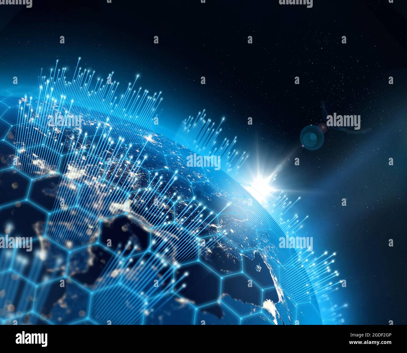 La planète Terre, les lumières des villes et les piliers de croissance de l'infrastructure des réseaux de données numériques binaires dans le monde entier. Quelques éléments de l'image fournie par la NASA. Banque D'Images