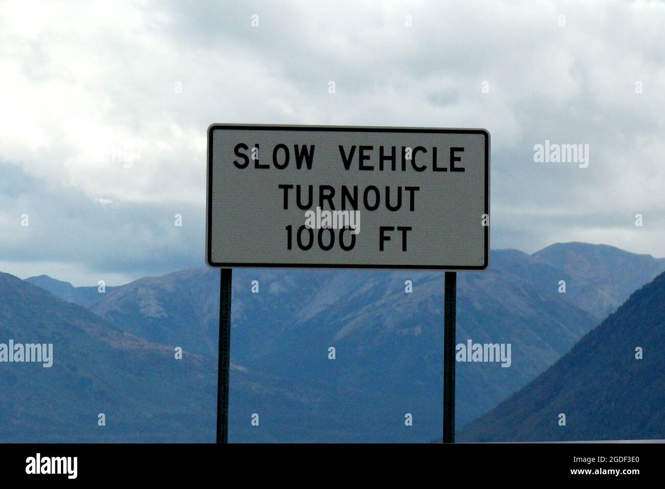 Verkehrsschild mit der Aufschrift « faible taux de participation des véhicules 1000 FT » en Alaska, aux États-Unis. Banque D'Images