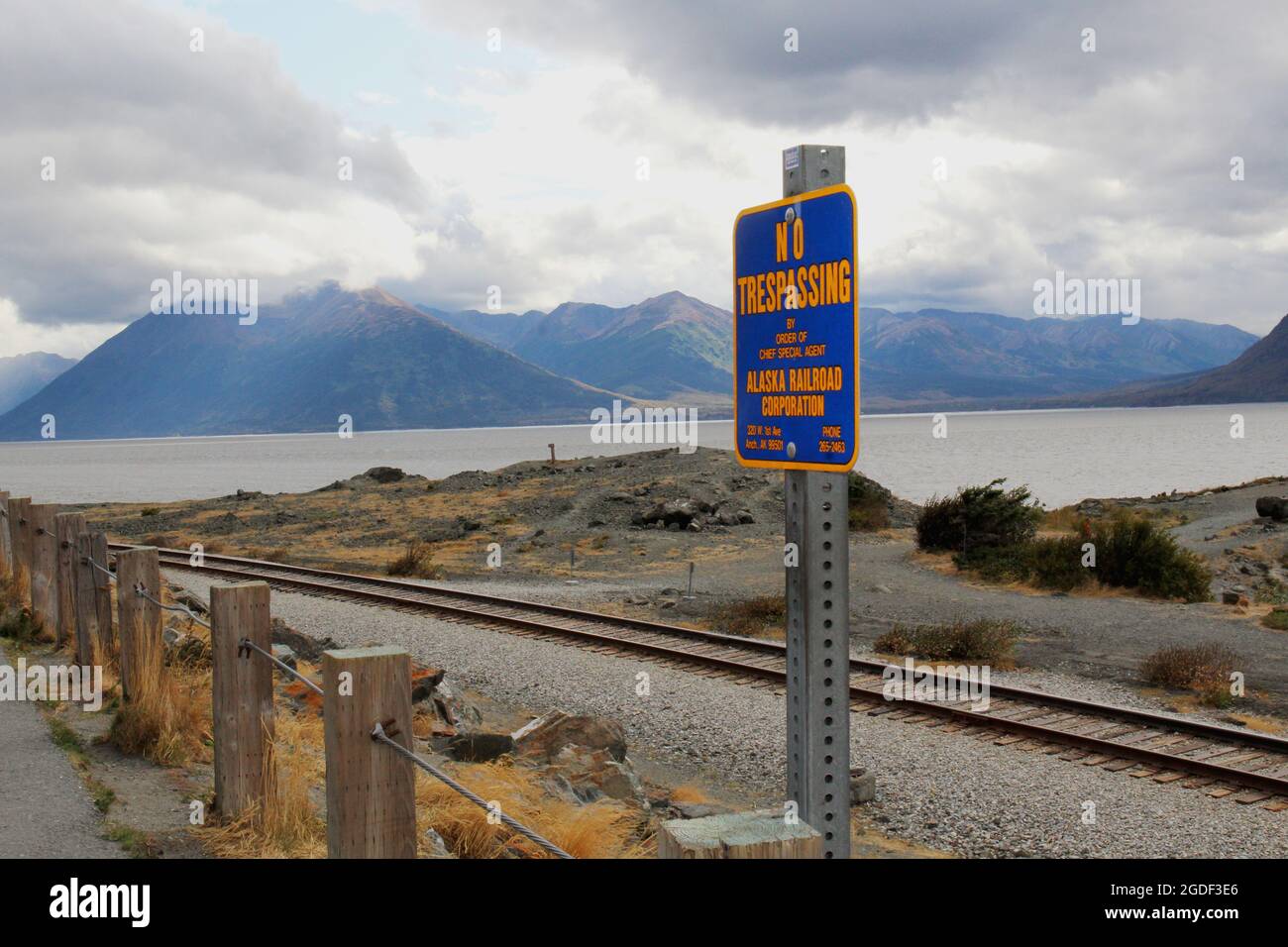 Hinweisschild : 'no Trespass' der Alaska Railroad Corporation in Alaska, USA. Banque D'Images