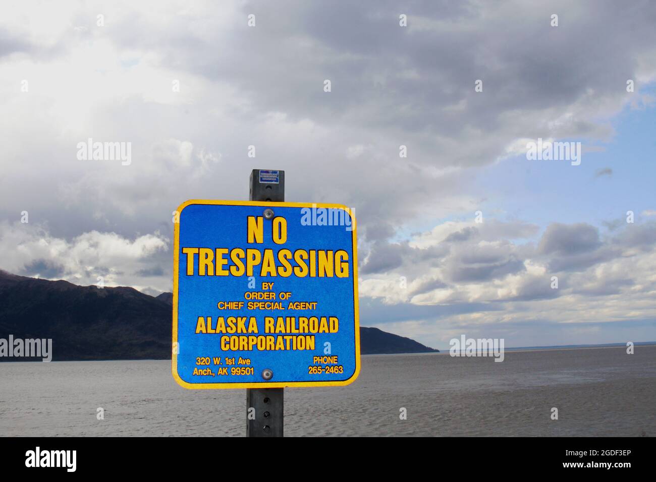 Hinweisschild : 'no Trespass' der Alaska Railroad Corporation in Alaska, USA. Banque D'Images