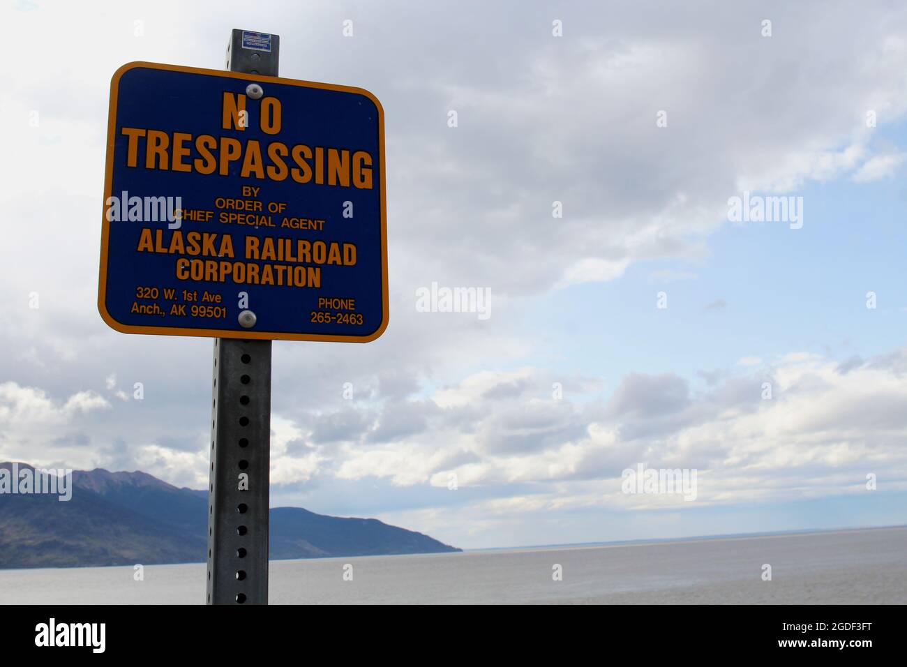 Hinweisschild : 'no Trespass' der Alaska Railroad Corporation in Alaska, USA. Banque D'Images