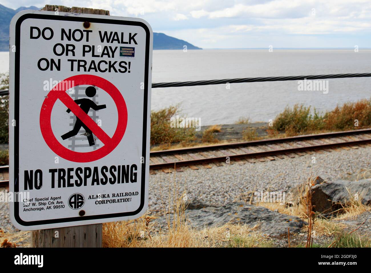 Hinweisschild : 'no Trespass' der Alaska Railroad Corporation in Alaska, USA. Train, voies, nicht über die Gleise laufen. Banque D'Images