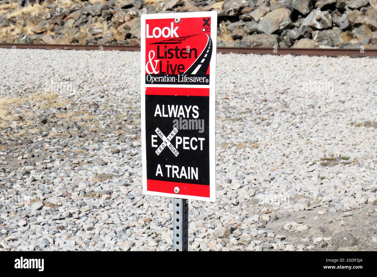 Hinweis für die Gleise der Alaska Railroad Corporation von der Operation Lifesaver 'toujours s'attendre à un train' en Alaska, États-Unis. Banque D'Images