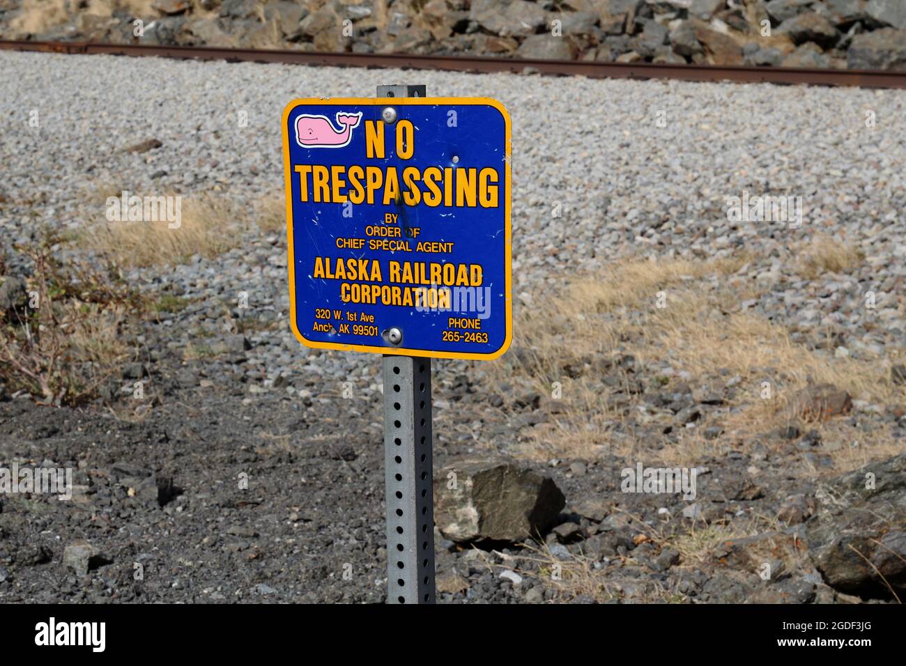Hinweisschild : 'no Trespass' der Alaska Railroad Corporation in Alaska, USA. Banque D'Images