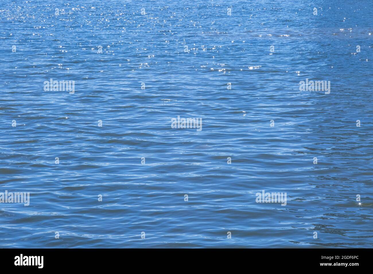 Motifs de couleur bleu et blanc dans les réflexions dans l'arrière-plan d'eau Banque D'Images