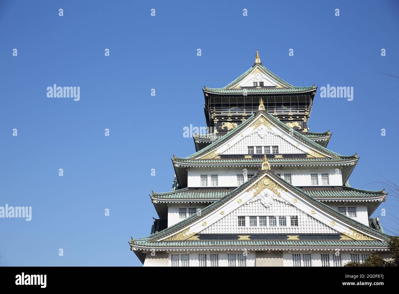 château d'osaka avec ciel bleu, château japonais Banque D'Images