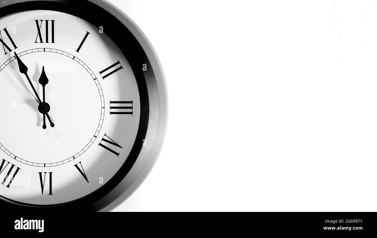 Il est de cinq à douze, l'horloge tourne. Gray Watch indique l'heure 5 avant 12. Gros plan sur une horloge murale, de cinq minutes à douze heures. Heure Banque D'Images