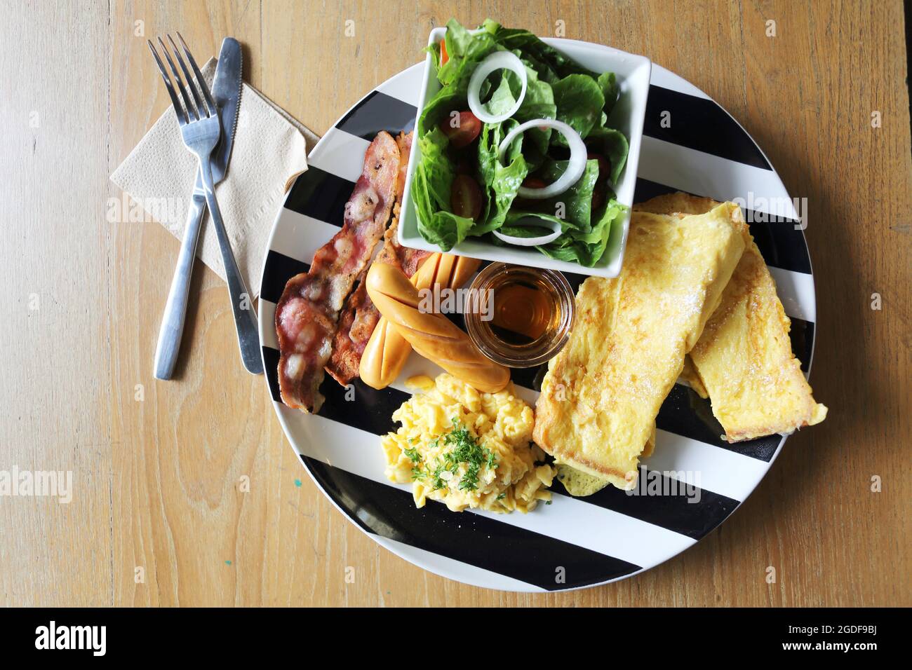 Petit déjeuner avec bacon, pain grillé et œuf Banque D'Images